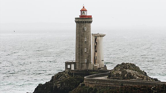Ein Leuchtturm an der Felsenküste